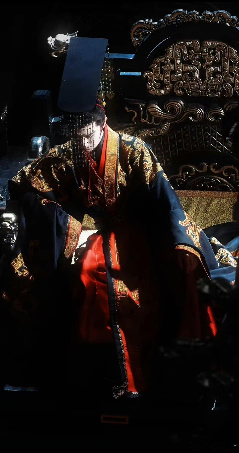 李昀锐已经集齐帝王将相了李昀锐演绎的宇文良时太有看点，身处权谋纷争之中自带威仪，