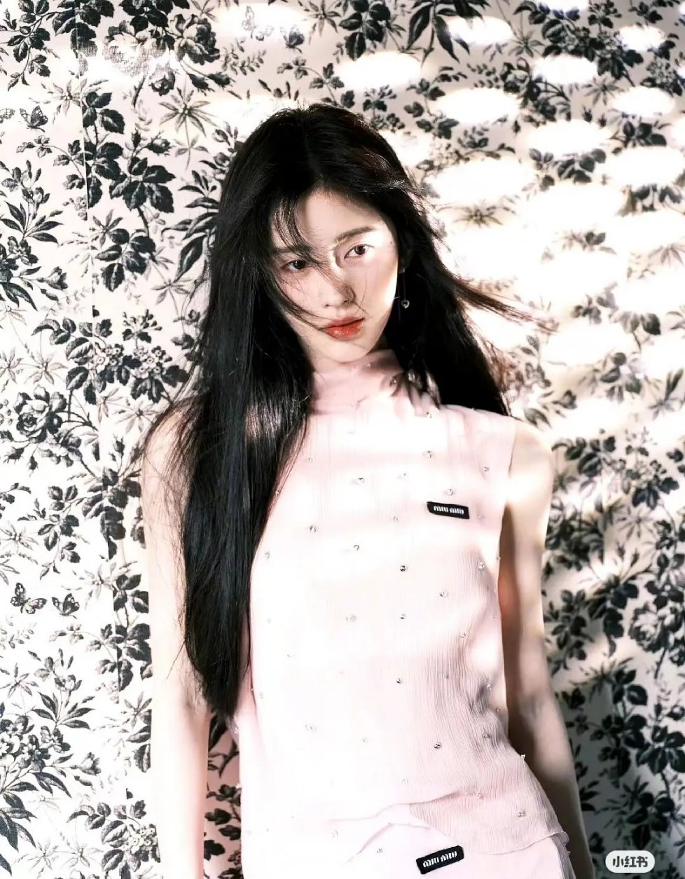 大家觉得鞠婧祎适合MiuMiu这个品牌吗？ ​​​