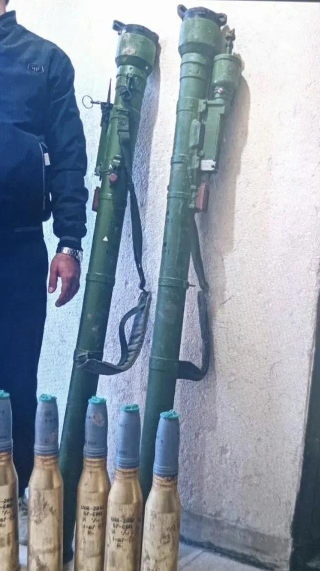 伊朗缴获的走私武器，其中手枪一大堆。这些走私武器都是伊朗情报部门在库尔德斯坦省缴