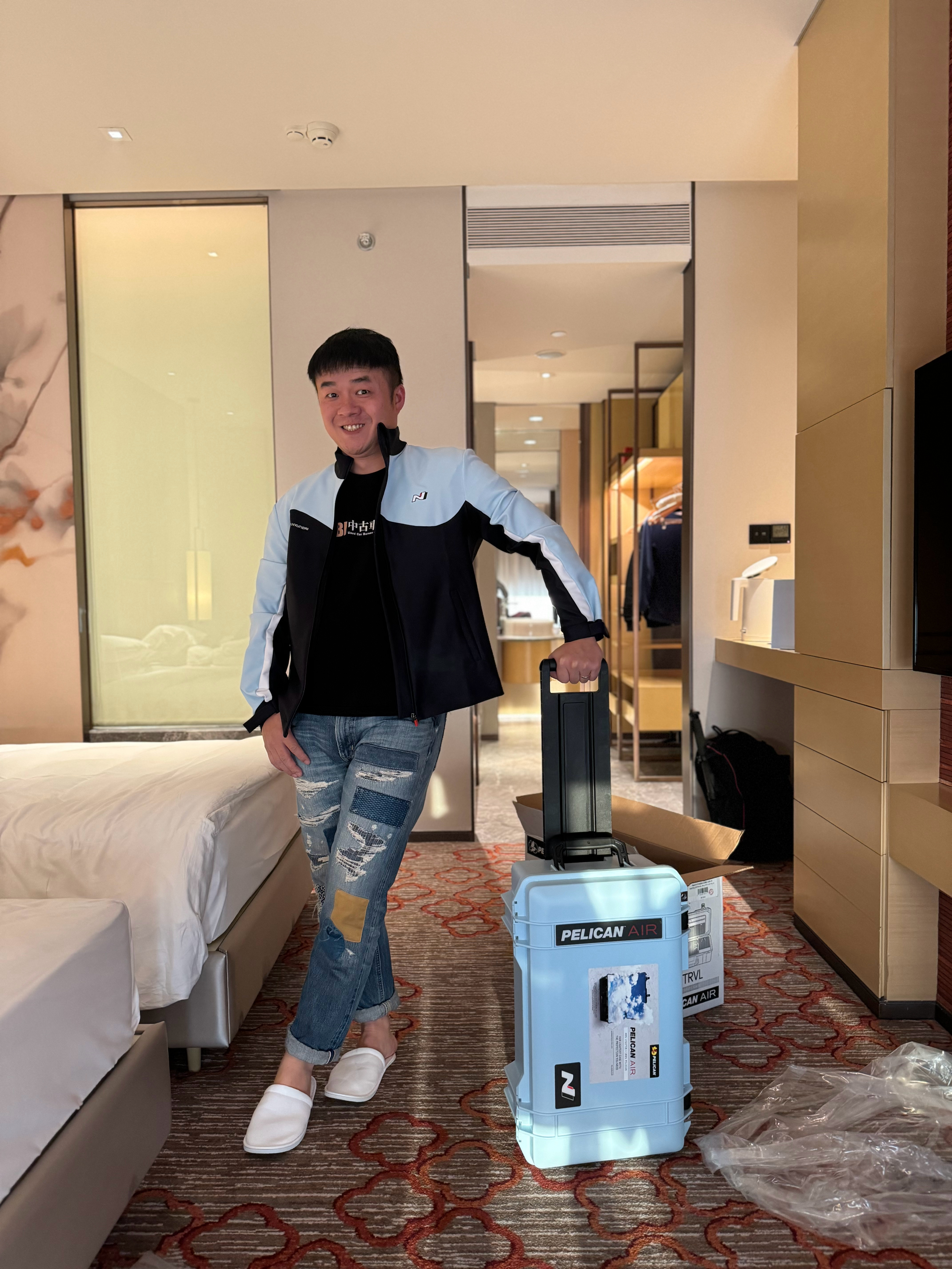 除了箱子，现代还送了一件衣服，超好看！极其合身，像是为我量身打造的一样！[dog