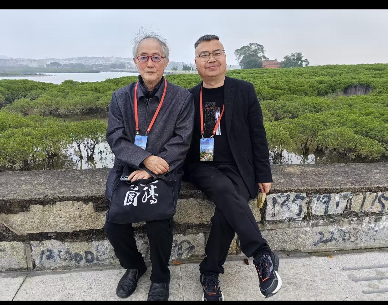 江城子•沉痛悼念钟振振老师

李家宁(中国)

忽传星陨裂穹苍，泪沾裳，立苍茫。