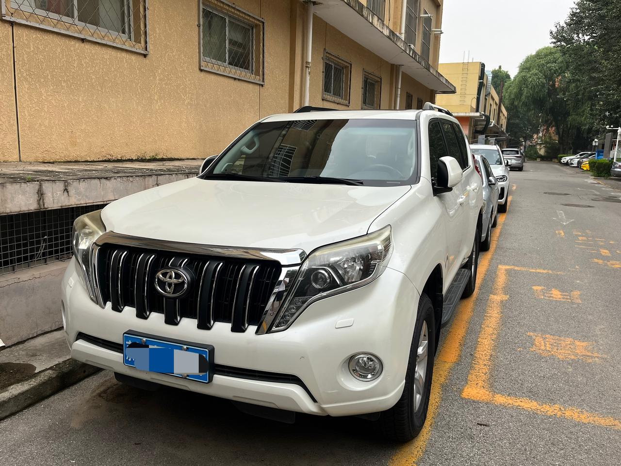 还是以前的车设计的好看呀！
丰田霸道这款车怎么看都好看，放在现在这个时代，这个设