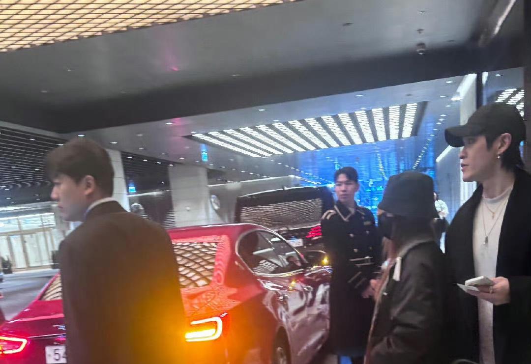 邓紫棋和男友当下的状态，证明邓紫棋是个长情女孩。
邓紫棋和男友Mark近日在首尔