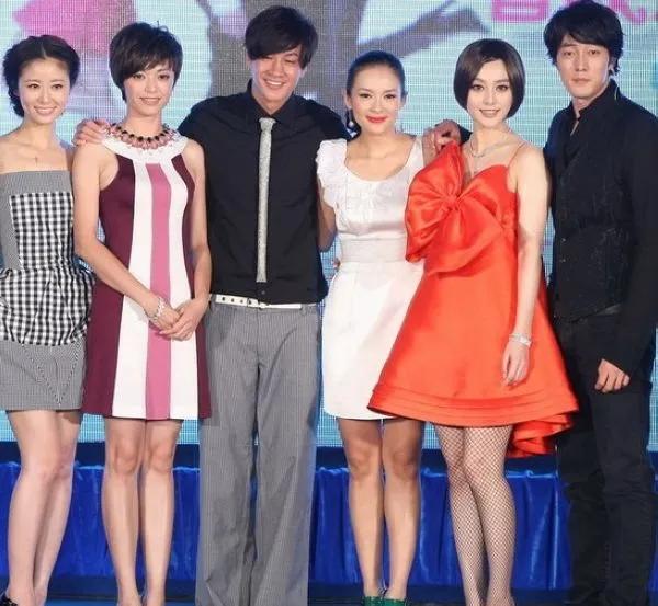 六位年轻演员的大合照
左一林心如
左二姚    晨
左三何润东
左四章子怡
左五