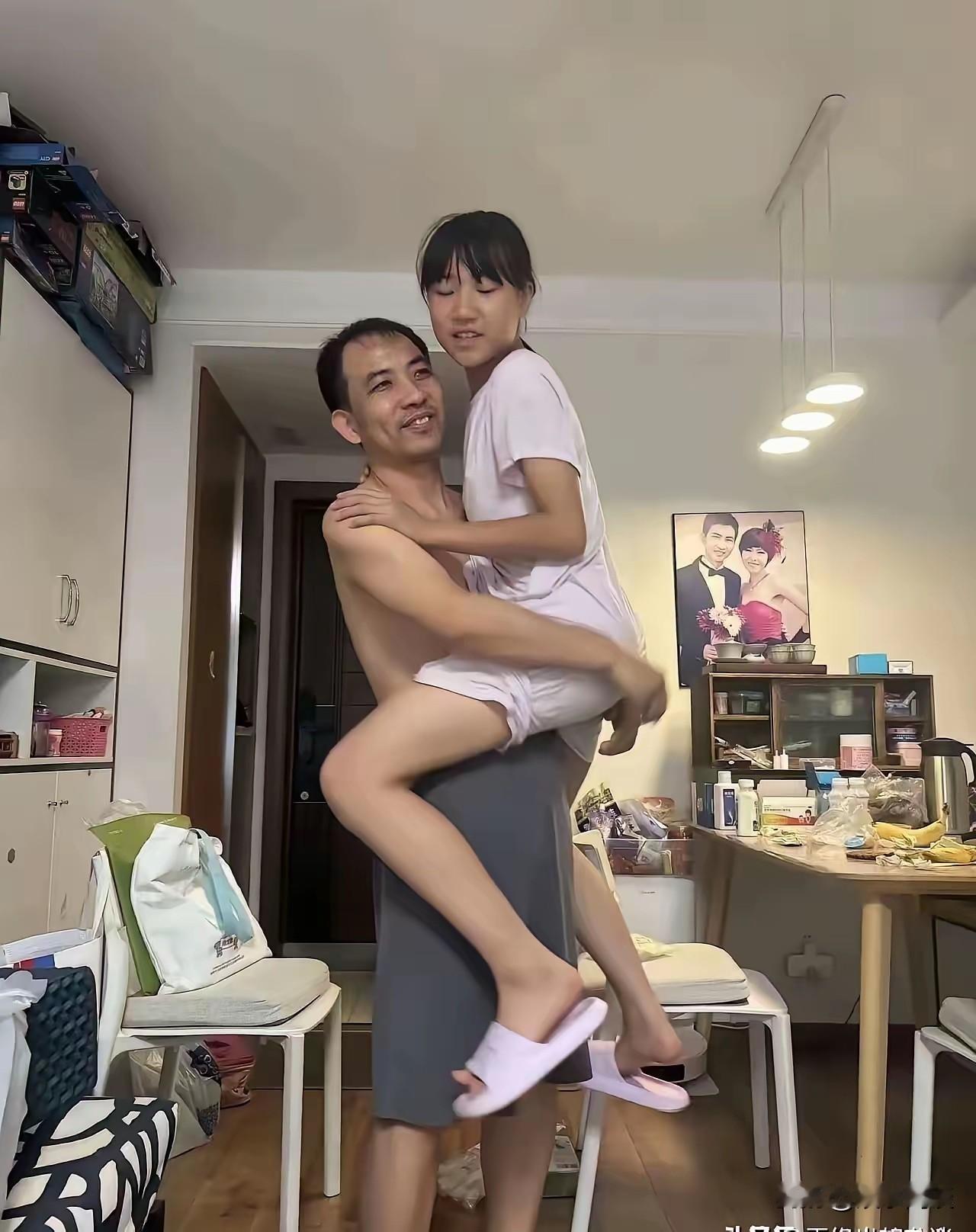 女儿长大之后，父女之间还能够过度亲密吗？我觉得并不合适。
 
随着女儿渐渐长大，