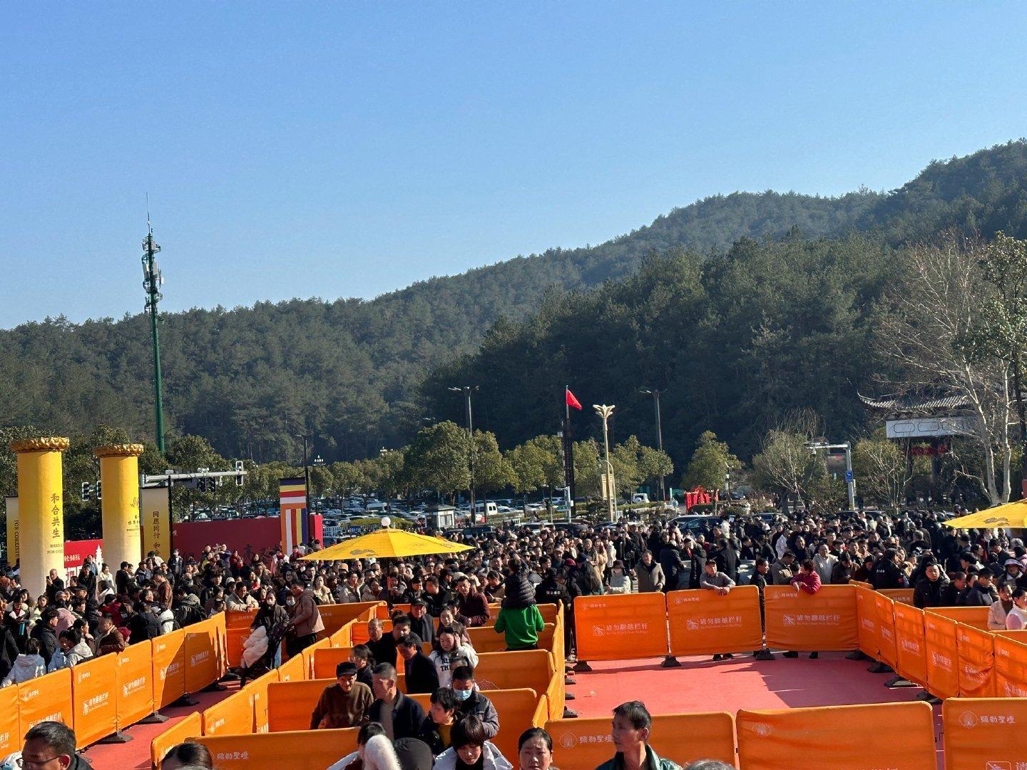 大年初一，新年快乐 大概有一半宁波人在弥勒圣坛  成功挤上。⚠️宁波人的优惠价格