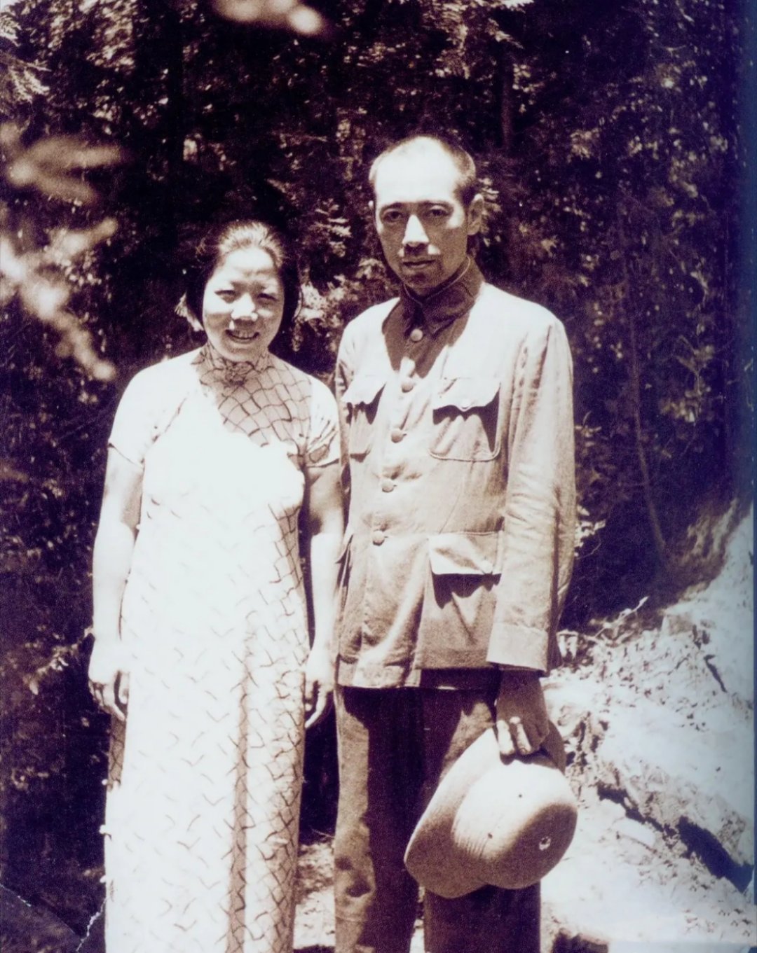 1938年，湖北。武汉会战前夕，周恩来和邓颖超在珞珈山合影。为统战工作奔波的周总