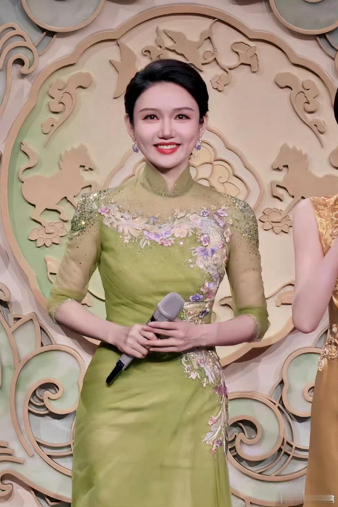 龙洋主持完春晚哭了 你们的信任，让我成为更值得托付的模样，龙洋的温柔，藏在字里行