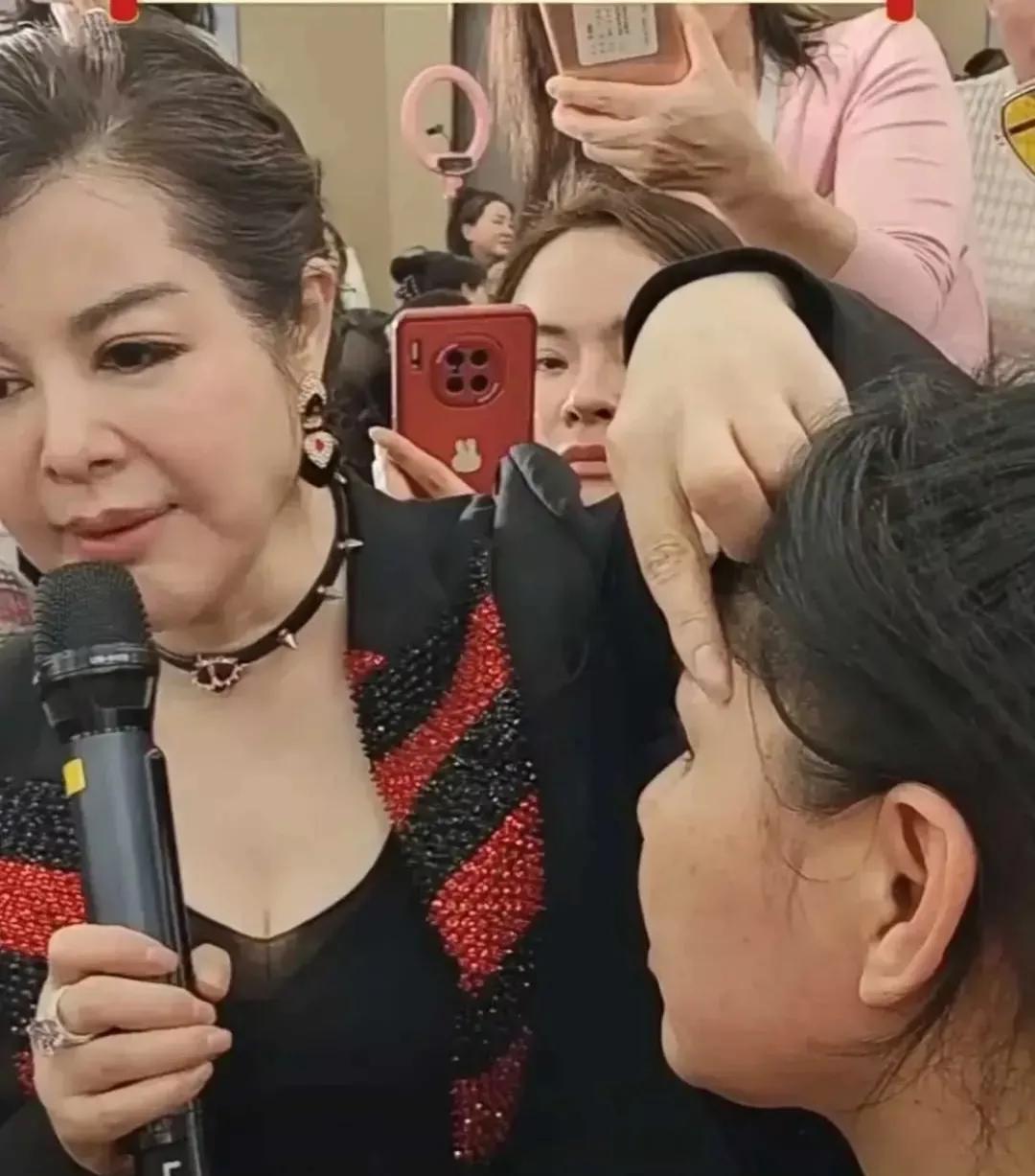 做人还是要面对现实的，老了就要承认，天天活在美颜里多累啊！
50岁的公主心，但已