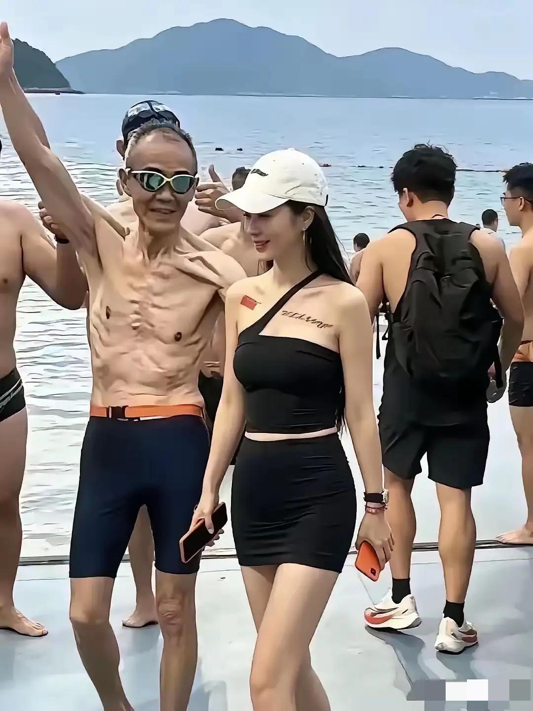 不得不说， 
现在十分同情田朴珺。 
75 岁的王石脱了衣服，皮肤松弛、身形干瘦