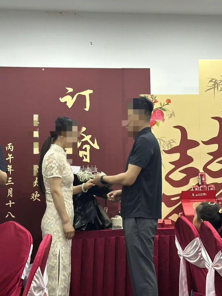订婚之后，到底能不能光明正大同居？这个问题，真的困扰了我好多年！
 
一边是身边