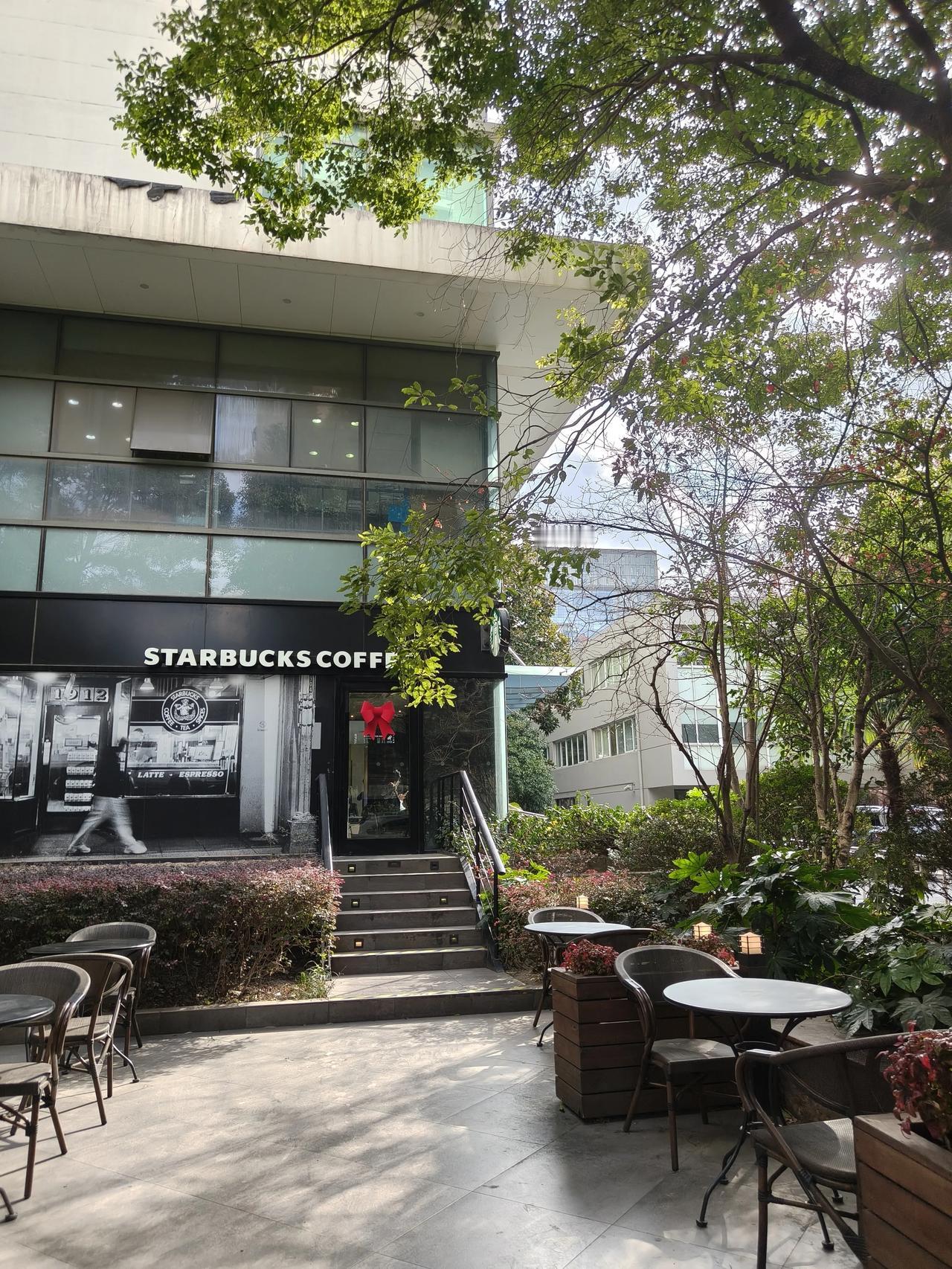 现在老同事要聚在一起着实不容易，
不是这个没空就是那个没空，有些人
离开单位有个