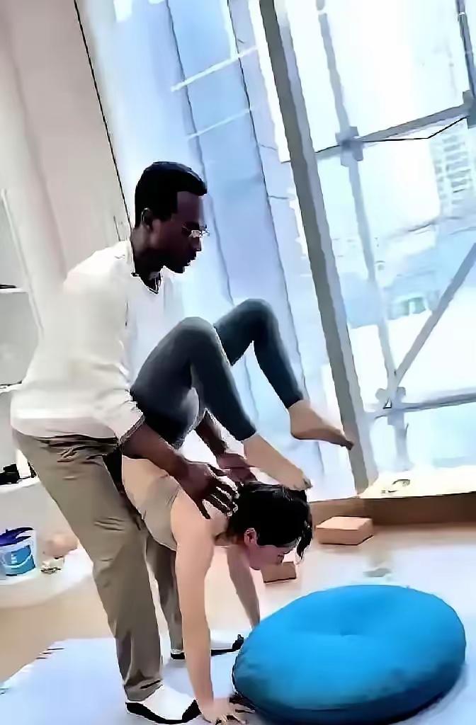 外网一条两百多万播放的视频，戳出一件让人无比气愤的事：郑州一名印度瑜伽教练沙洪，