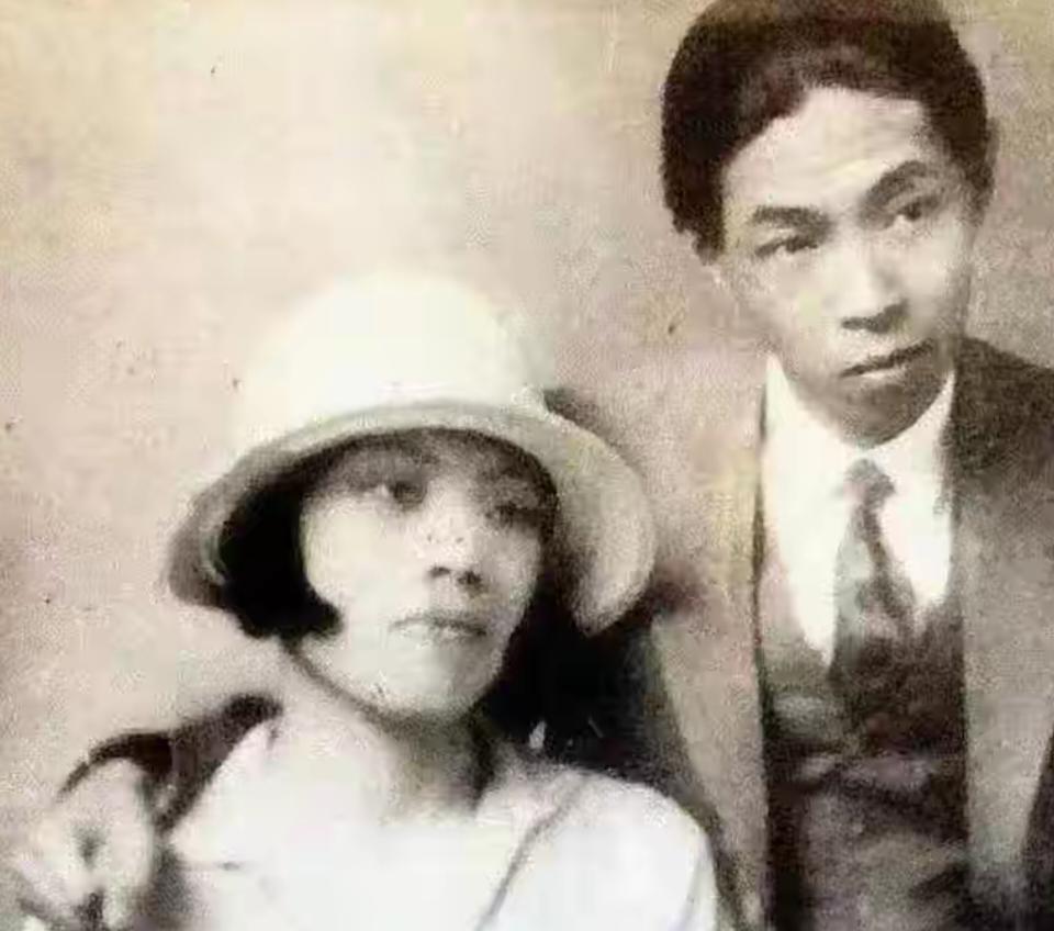 15岁失去清白，23岁和已婚才子同居，怀二胎时对方才说：我娘不肯

那年的槐花落