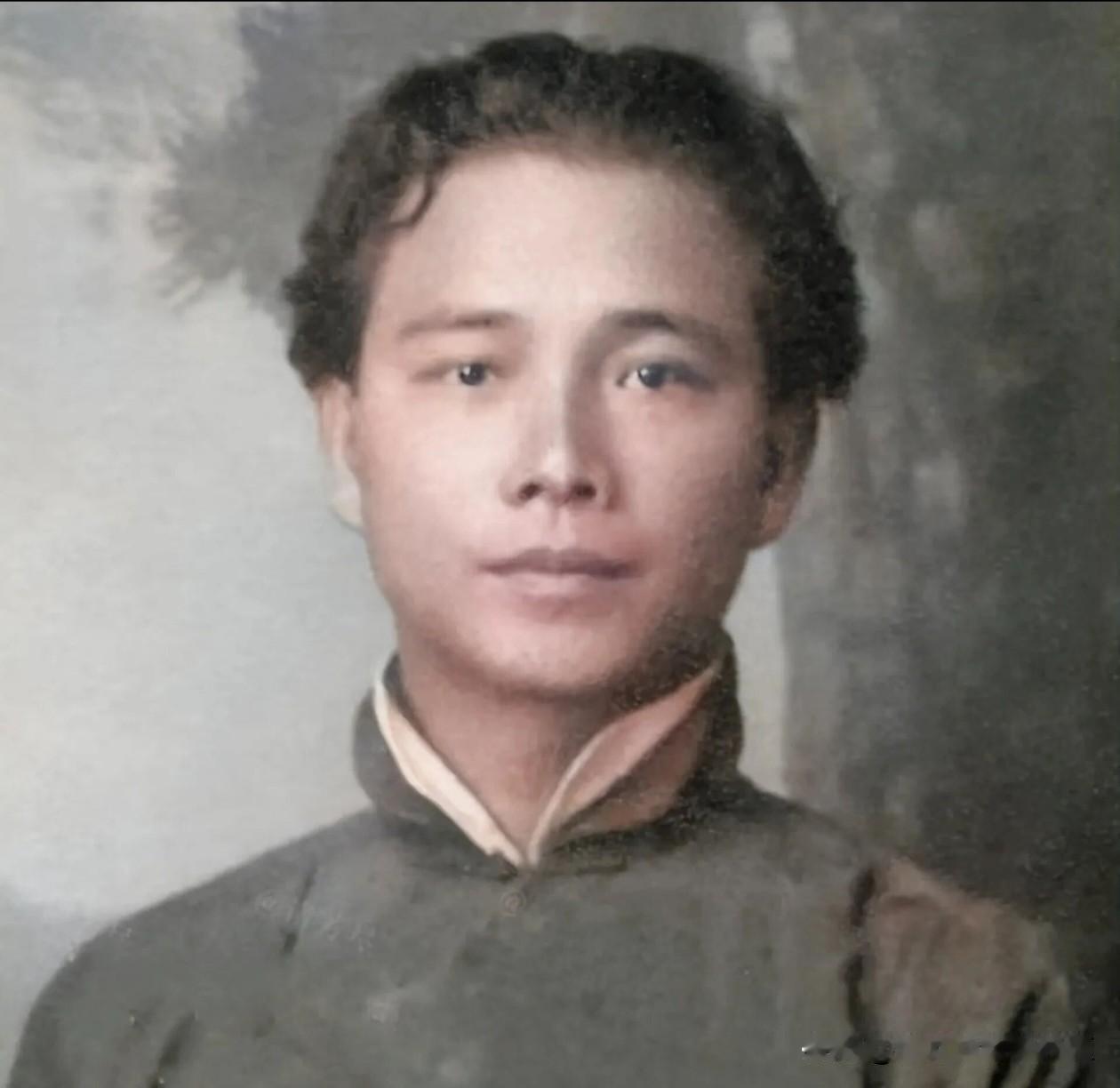 这张照片，
乍一看，
我以为是香港明星——张国荣！
其实不是张，
而是汪！
此人