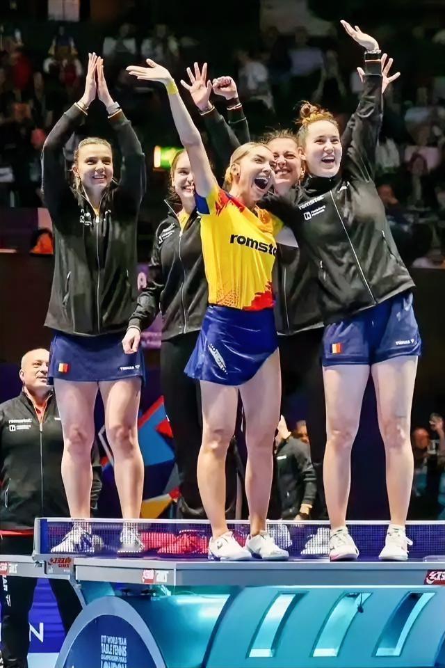 简直无法无天！罗马尼亚女乒击败法国队后欣喜若狂，全队五人一起跳上球台激情庆祝长达