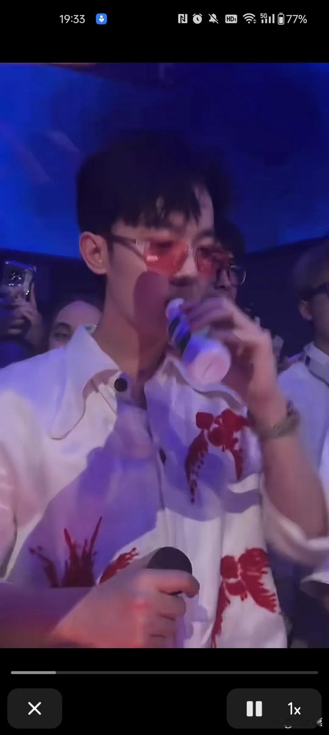 李明德到酒吧当MC之后，我发现了三个有意思的细节：1、李明德手里拿的是娃哈哈AD