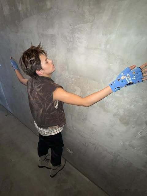 赵雨凡JAMES  🦅赵雨凡狙心舞担  看得出来我们JAMES很喜欢墙壁呀🦅