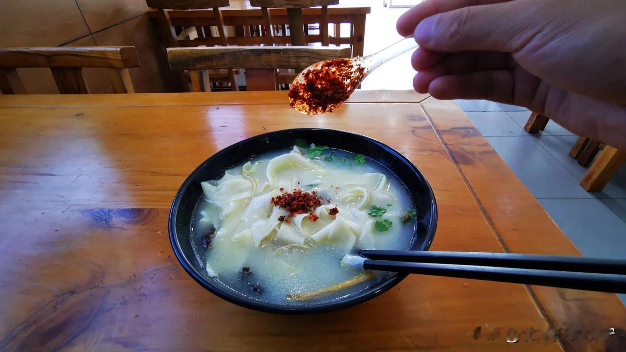 这几天三花淡奶很火，
我突然想起我在离开郑州之前吃的一碗牛肉烩面，18元一碗，我