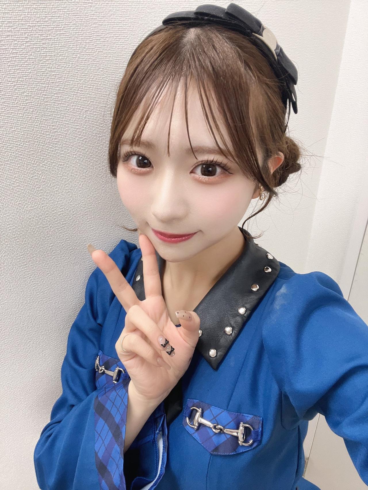 可爱萌妹，蓝色制服，微笑比V，元气满满！