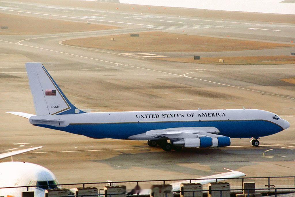 1998年7月5日，香港启德机场关闭当天，美国61-2668号波音C-135C专
