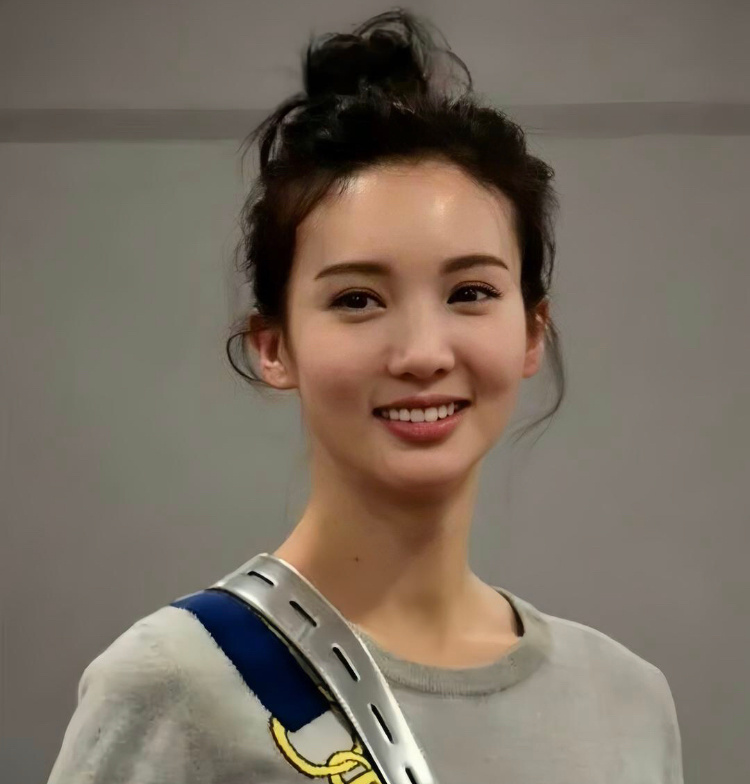 看了金晨以前的照片，终于明白她为什么追求现在这种极致的瘦了。虽然以前也很瘦，但她