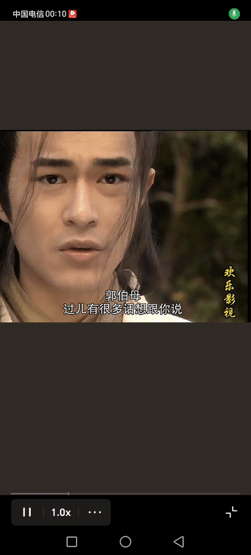 杨过跟郭伯母在户外，看郭伯母气色难堪，杨过不避讳就拉起郭伯母手，送内力。
郭伯母