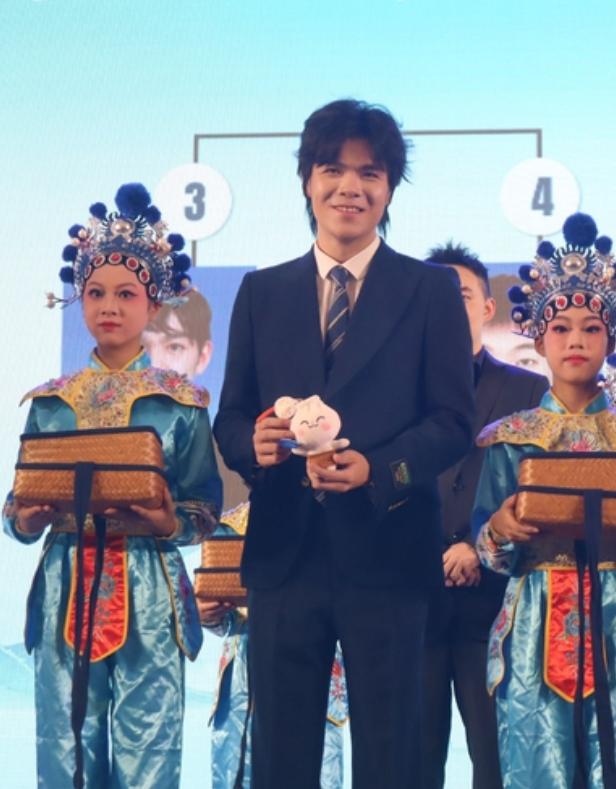 不掉队~王中王~柯洁率先晋级决赛

7月28日，第6届嵊州杯中国王中王围棋争霸赛