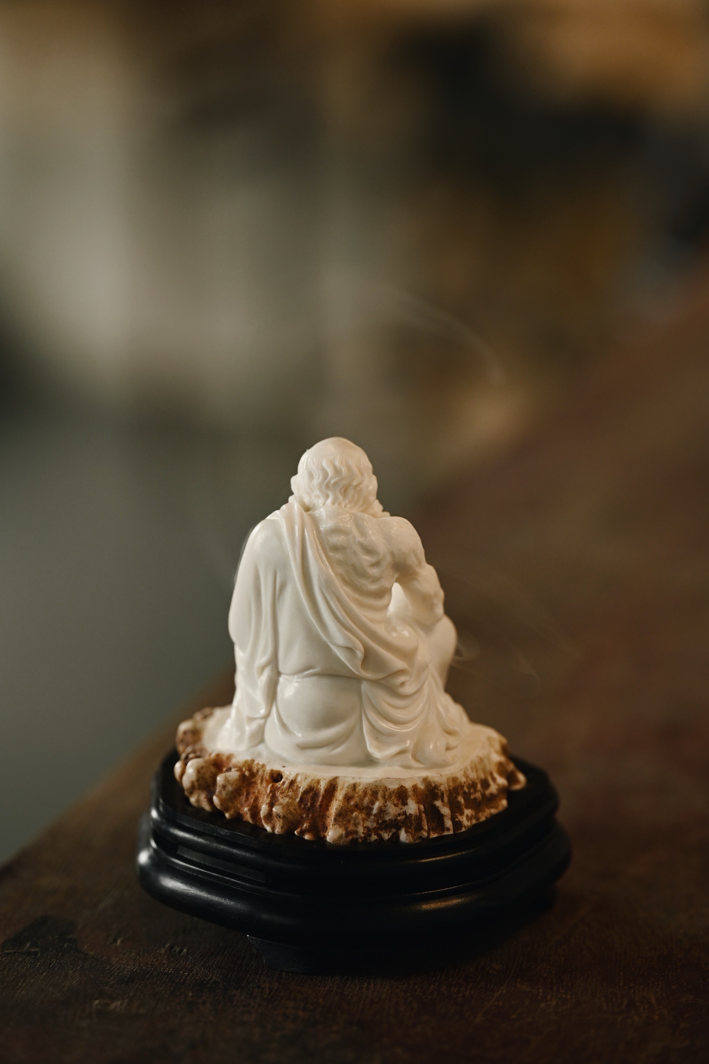 鹿角 | 达摩 香炉雕刻达摩屈膝禅坐，双目阖敛，似于禅定之中悟透禅机，须发、衣袂