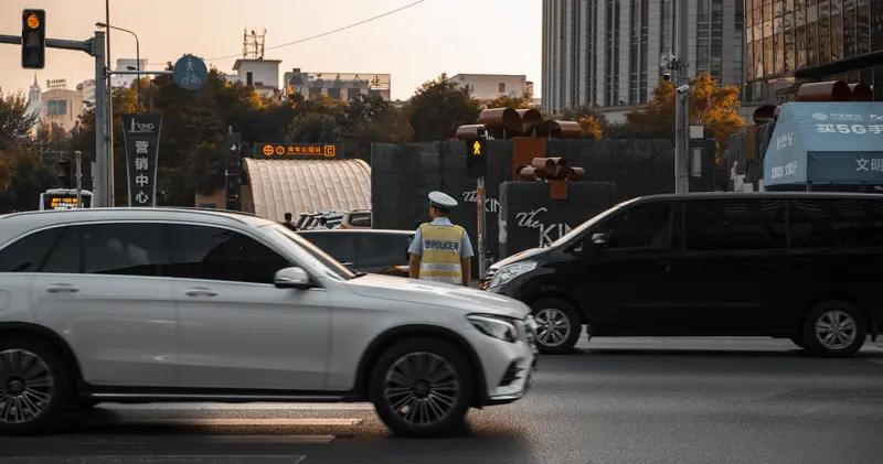 第一次吹气

一点半的路上，远远看见路中央摆着反光锥，蓝红警灯安静地旋转。

“