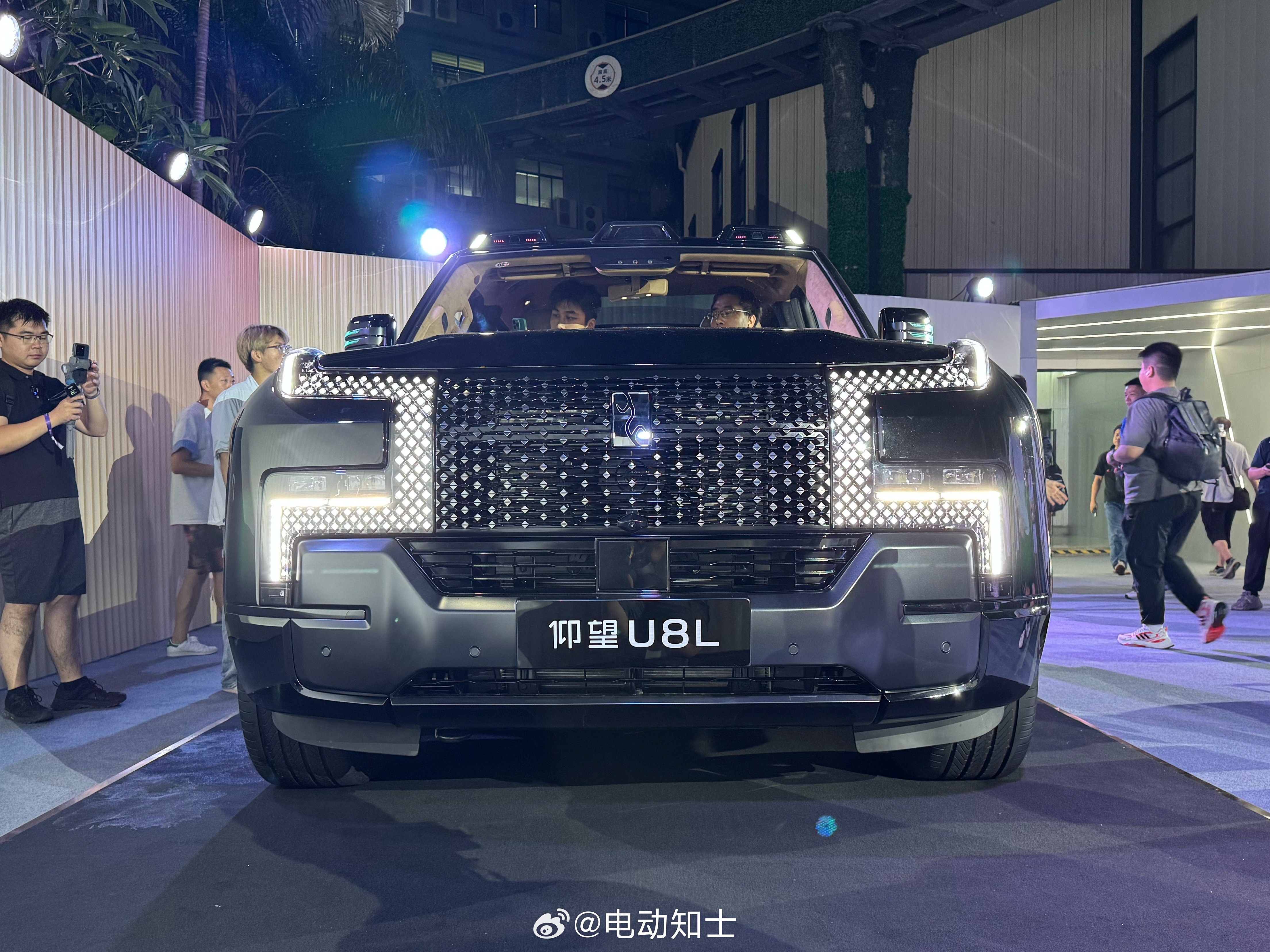 今天仰望U8L鼎世版上市，来看看国产顶级豪车。  现场看这车是真tm大...
