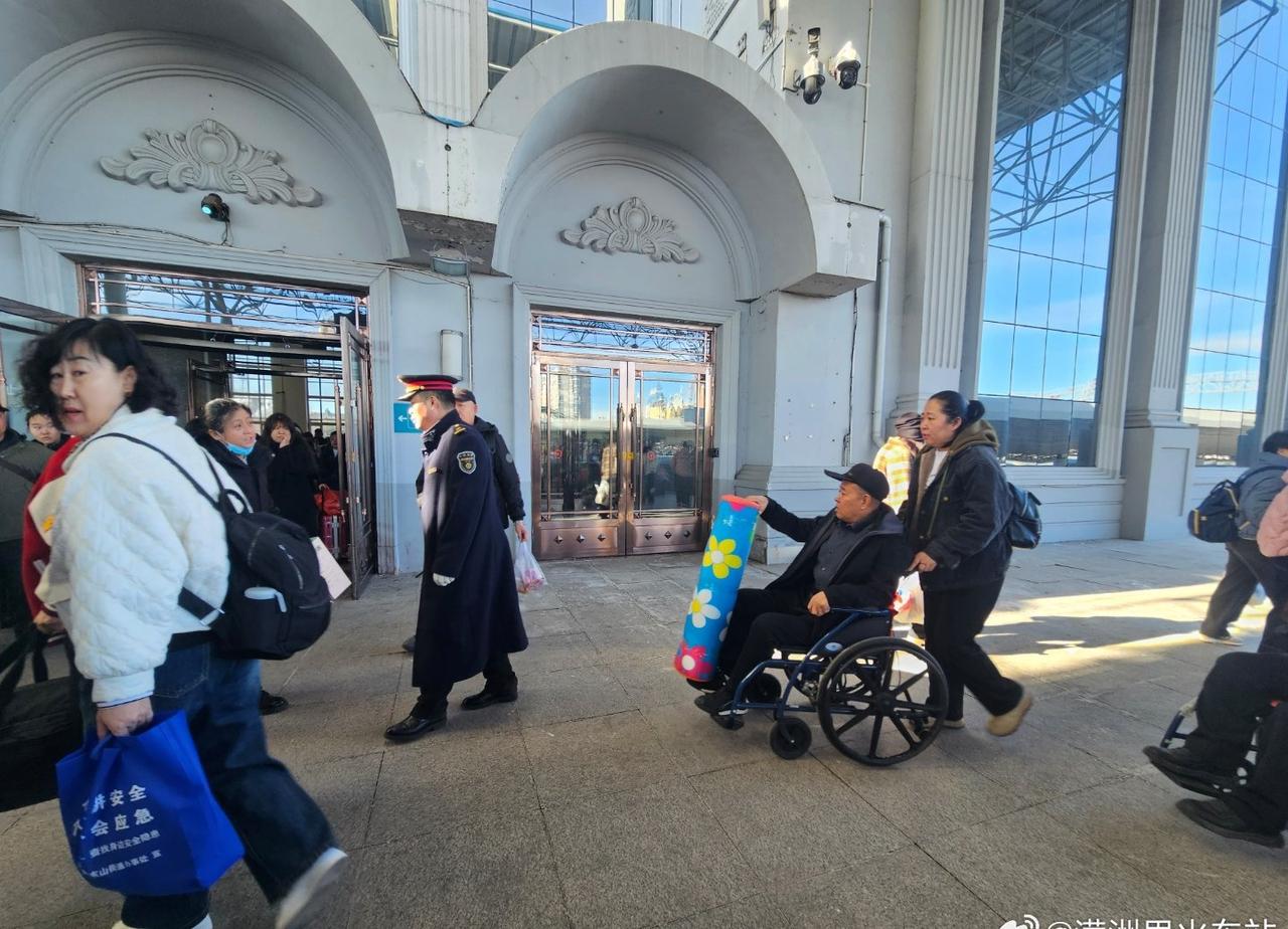 “你好，请跟我这边走”，满洲里火车站工作人员接下重点旅客，全程引导护送旅客出站，
