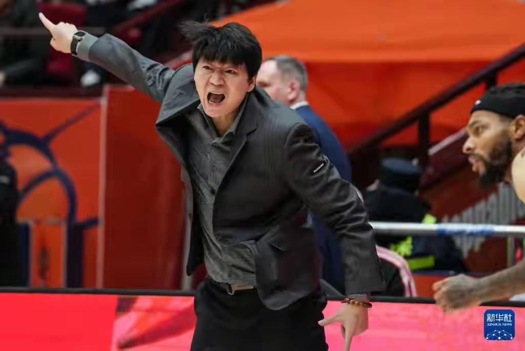 陈林坚不是丁彦雨航式球员，后者需要控球权，需要主动打起攻击，而陈林坚不是，作为他