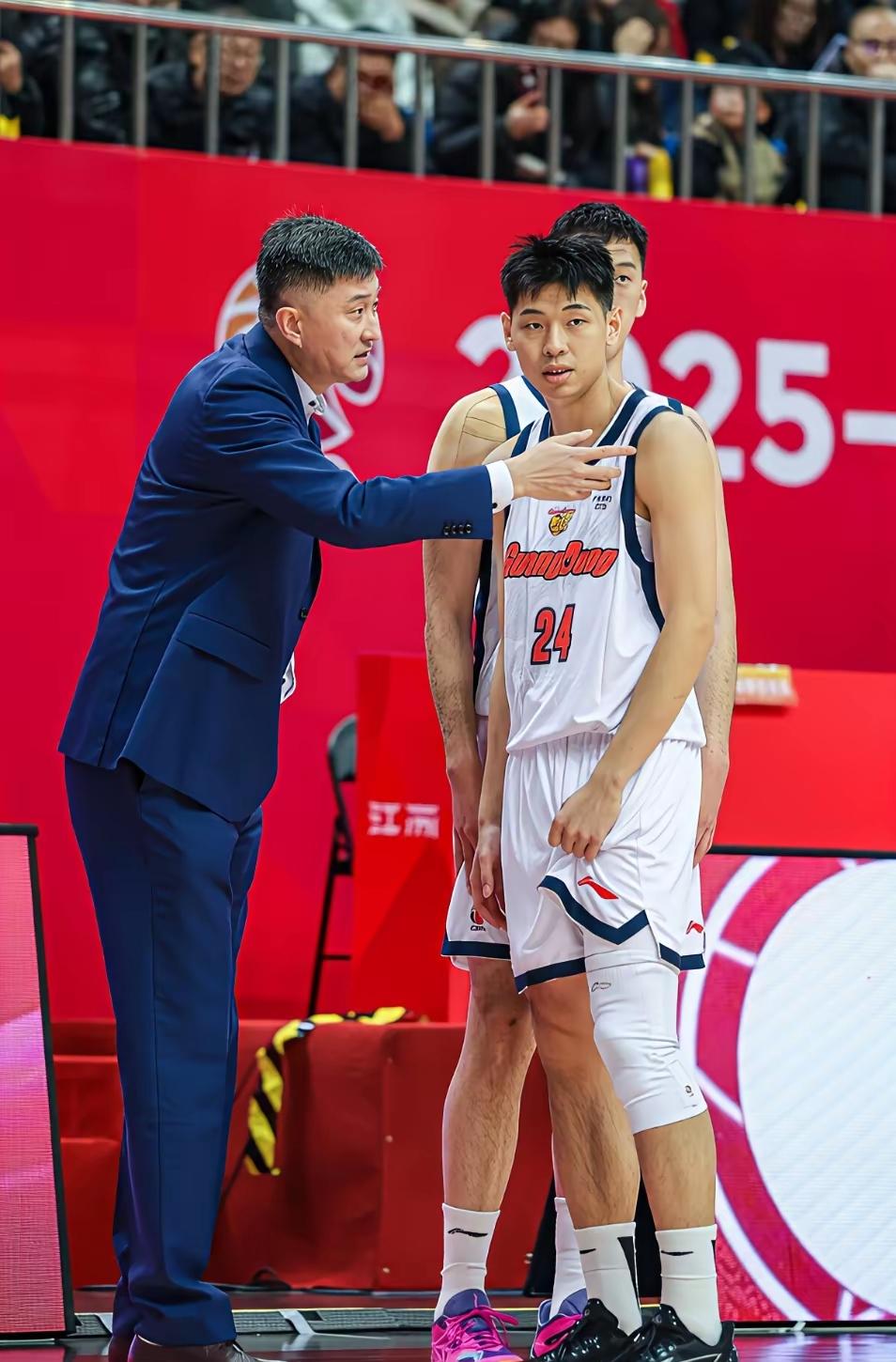 前国手，广东队核心，三分高炮台的杜润旺已经彻底沦为背景人物。
一场比赛下来，上场