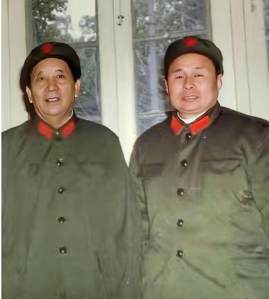 两位老前辈在一起的合影，我只认出了秦基伟将军，旁边这个将军是谁啊？一时想不起他名