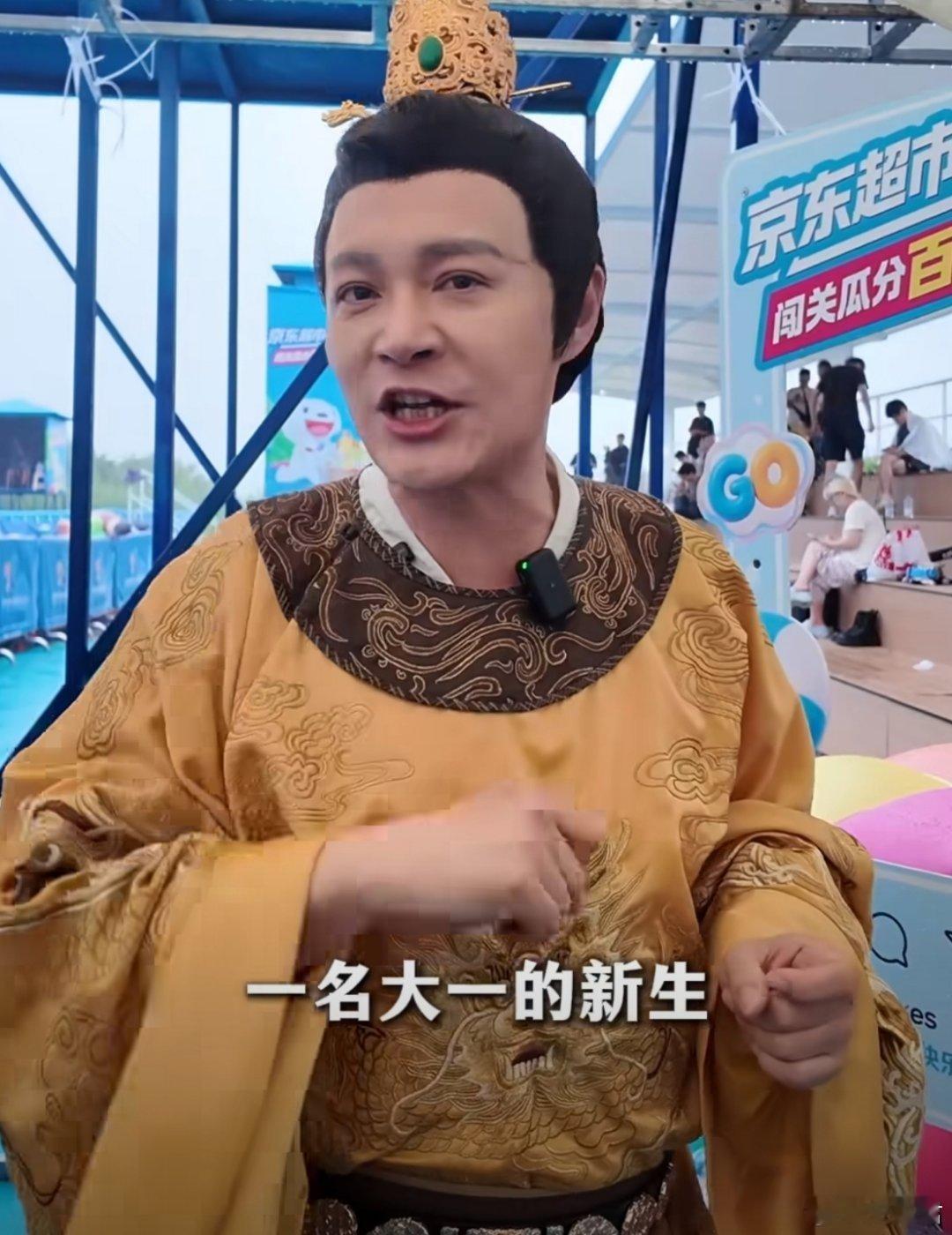 演员化身景区NPC，还穿上龙袍去挑战闯关节目，这体验属实新奇。本来想闯关赢下奖品