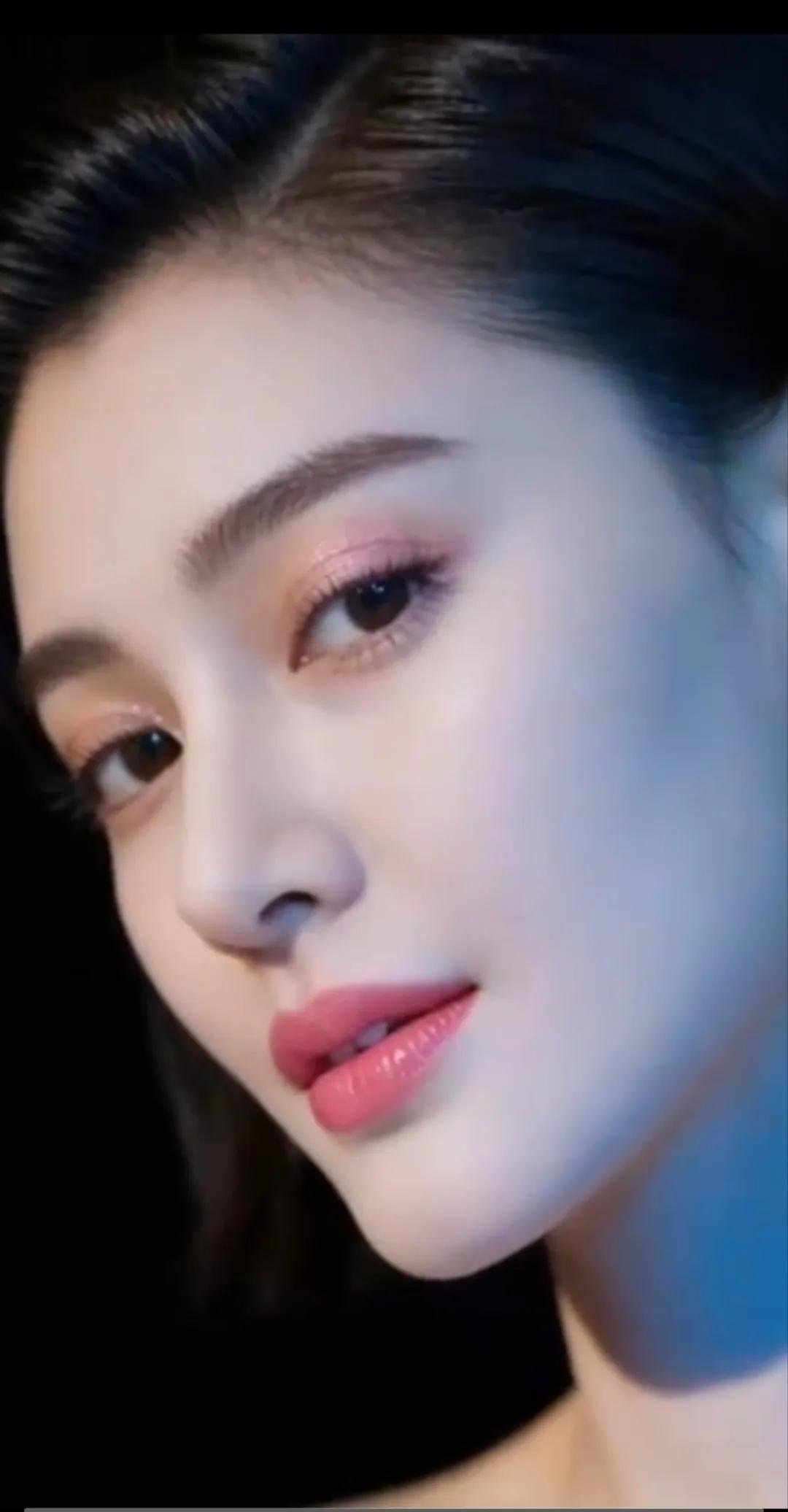 侧颜天花板，清冷颜值太绝。
自然侧颜 颜值