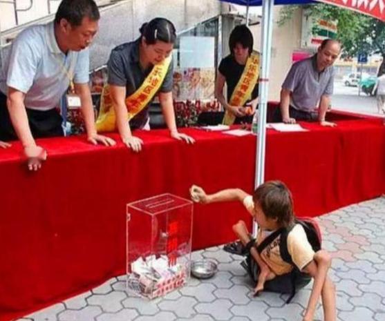 “一个最需要帮助的孩子，用光照耀着别人！”一名身患残疾的孩子爬到捐募箱附近，所有