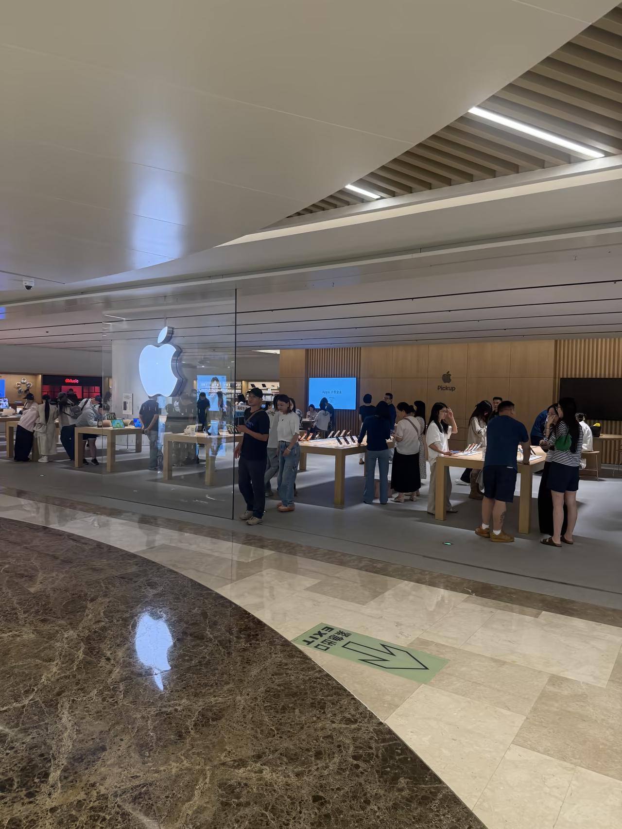 明天，iPhone 18 Pro系列正式发售。
苹果这次的节奏打得很紧：9月10