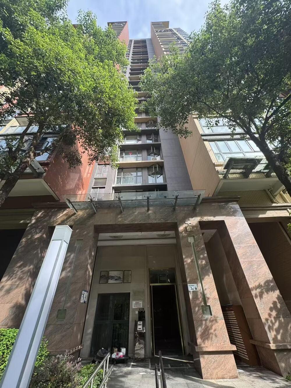 谁懂啊！成年人肩上重担，只能舍弃小家[快哭了]
外人看着安居乐业，住着温馨舒适的