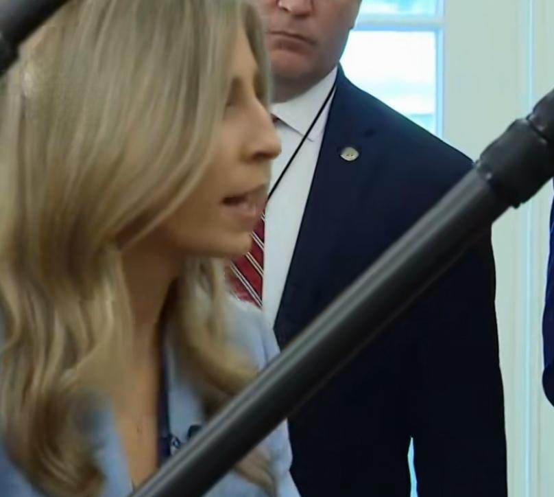 哥伦比亚画面公司这名女记者，“不识时务”的提问，被特朗普一句“OUT”，直接驱逐