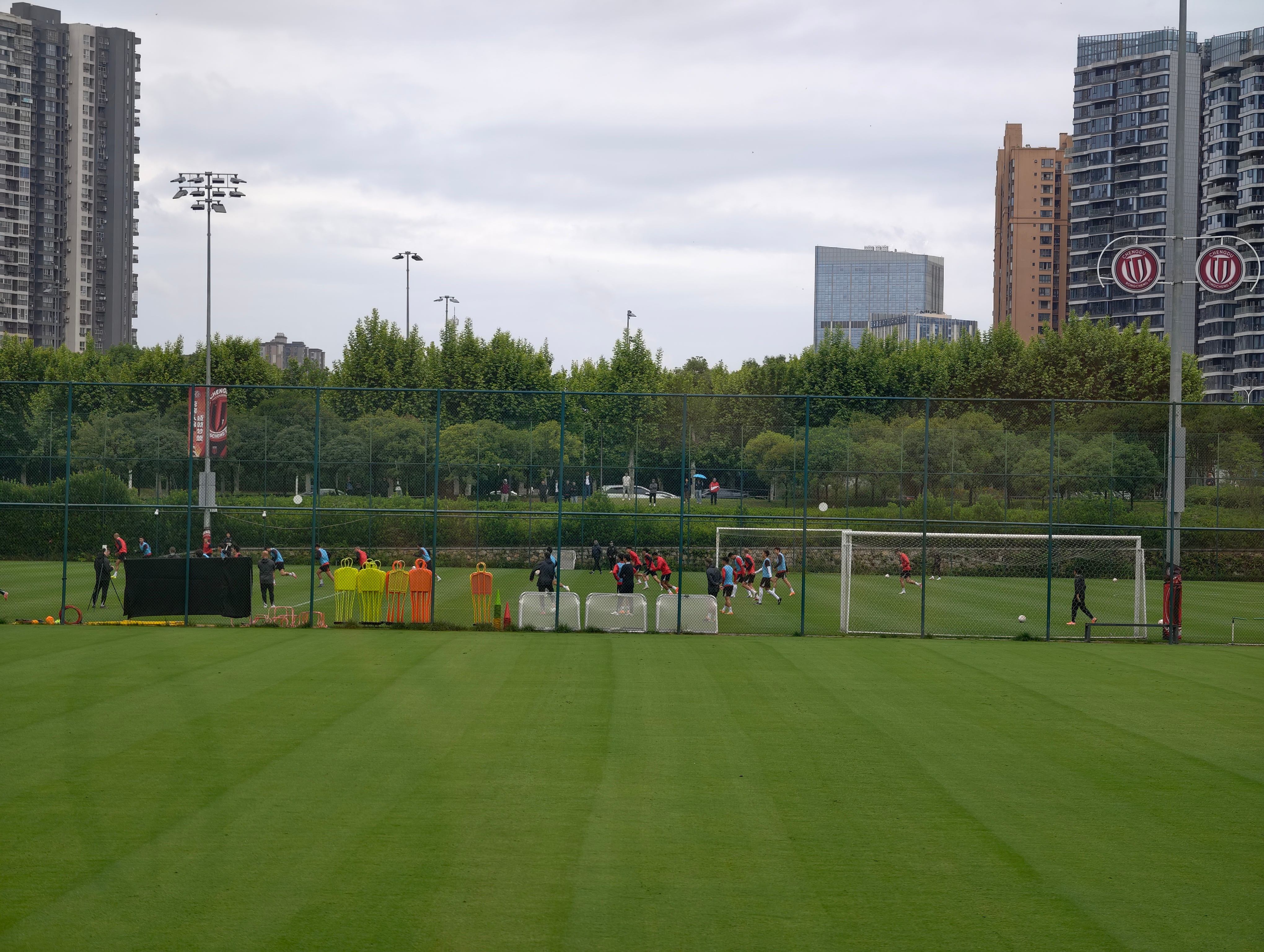 今天还下着雨呢……一进基地发现还是很多球迷打着伞围观蓉城训练太爱了！中超联赛成都