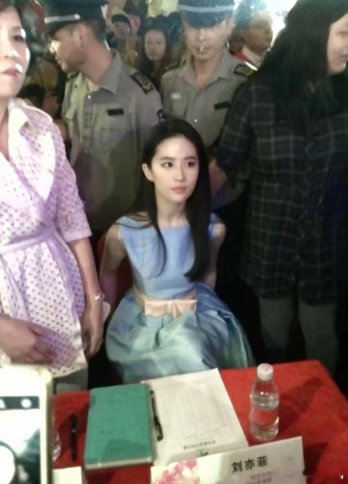 刘亦菲宛如从画中走来的仙子，每一张新图都令人惊艳。那超凡脱俗的气质，仿若自带仙气