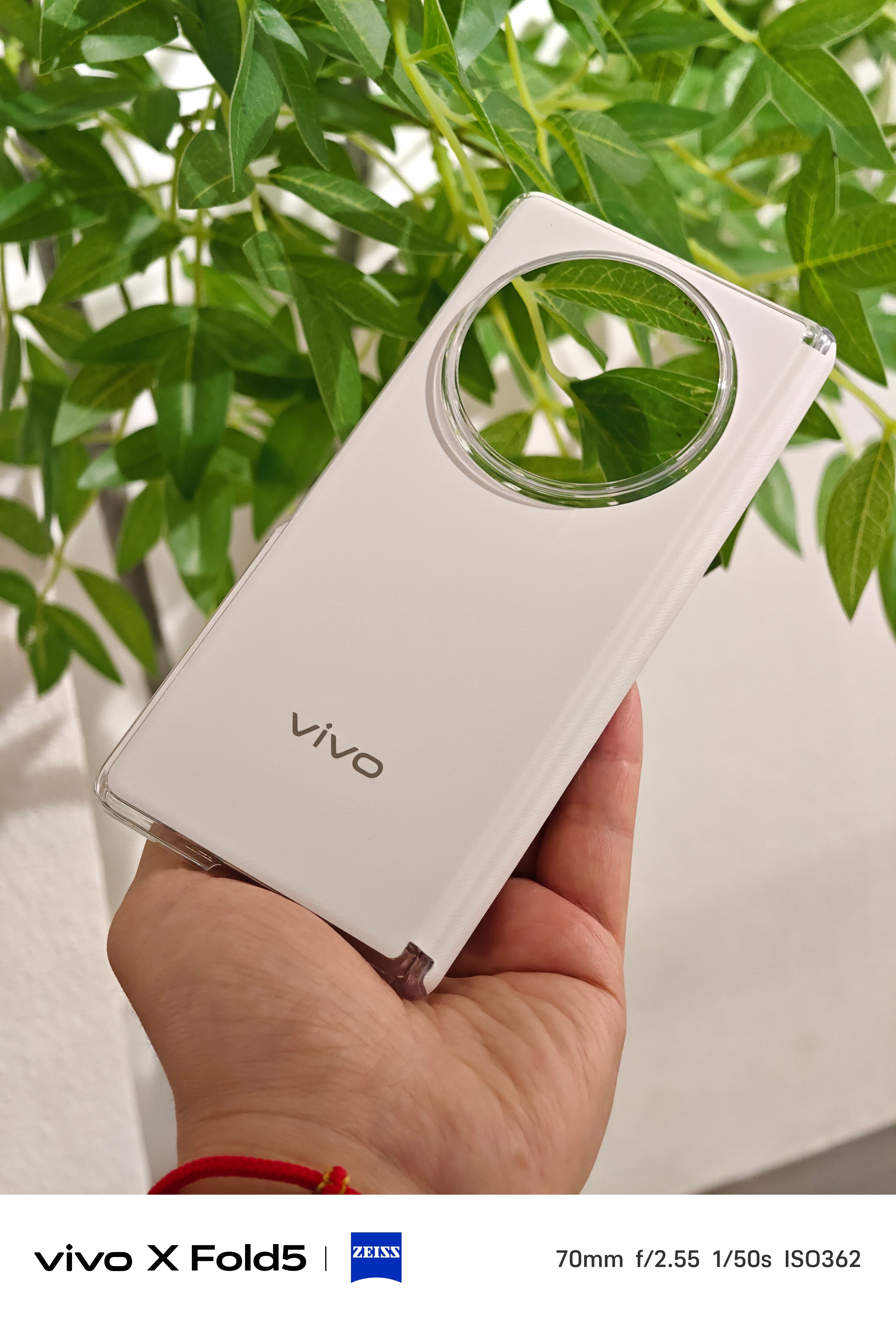 vivo X Fold5随机附赠的原装手机壳。[并不简单][并不简单]这个质感和