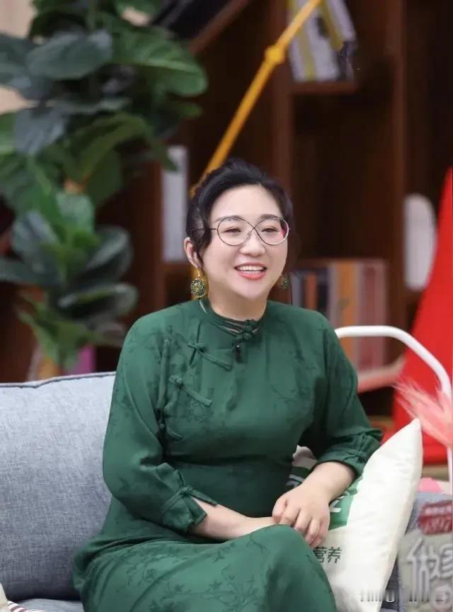 傅首尔离不开的话题：离婚 
2024年：大家都知道，我今年离婚了
2025年：大
