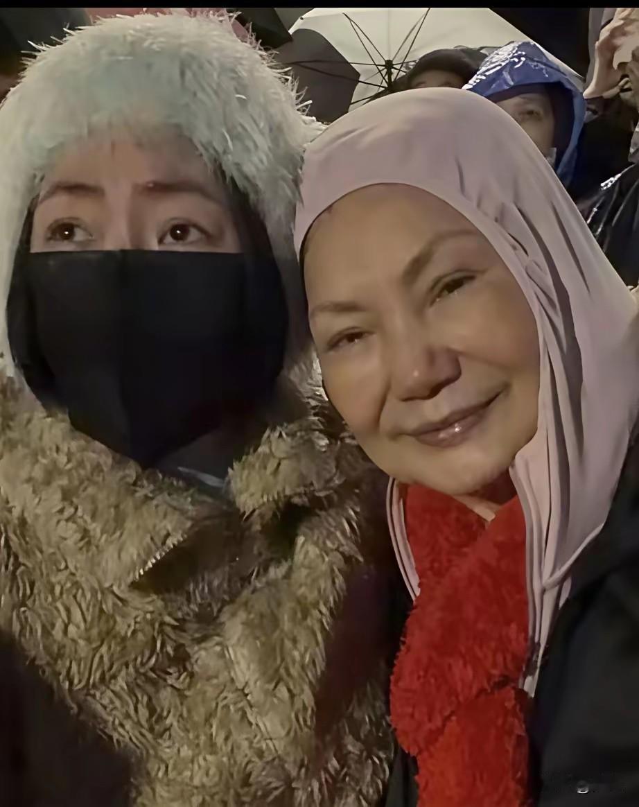 两张照片，小S和S妈表情截然不同！
估计，S家以后每一年跨年，再也快乐不起来了，