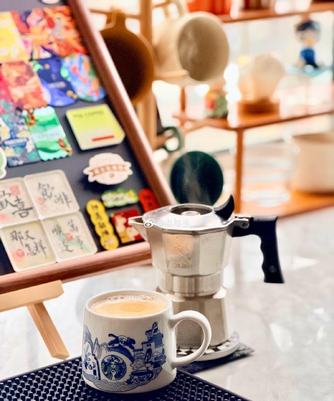 周三，阴天️昨天收到的摩卡壶今天赶紧用起来，操作还是挺方便的。油脂（俗称泡沫）还