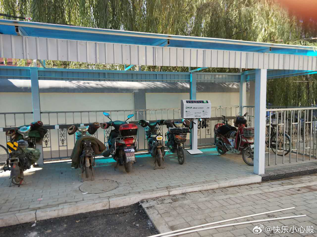 驴充充充电桩为什么能做到遍地开花？走在城市的大街小巷，从老旧小区的围墙边，到商业