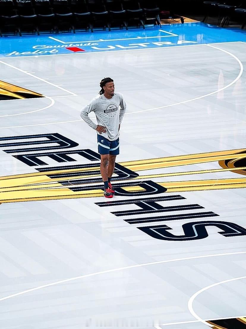 九点半，NBA杯首场比赛，灰熊主场迎战湖人！看看是莫兰特带队获胜，还是里弗斯持续