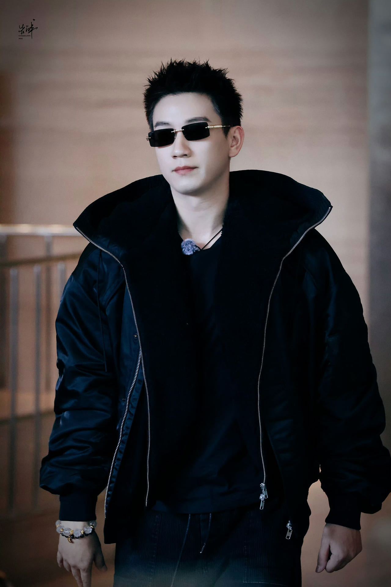 王子奇短短十天完成黑切白 谁懂王子奇这种反差感，前几天还是金丝眼镜大狼狗，今天直